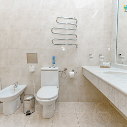 Санаторий «Долина Нарзанов» Ессентуки, двухместный двухкомнатный Люкс, ванная комната Санаторий «Долина Нарзанов» Ессентуки, двухместный двухкомнатный Люкс, ванная комната