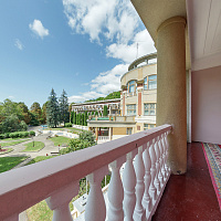 Санаторий «им. С.М. Кирова» Кисловодск. Общий балкон Санаторий «им. С.М. Кирова» Кисловодск. Общий балкон