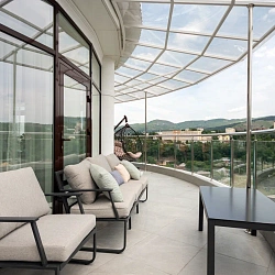 Cанаторий «Вернисаж» г. Кисловодск. Номер Пентхаус, выход на балкон Cанаторий «Вернисаж» г. Кисловодск. Номер Пентхаус, выход на балкон