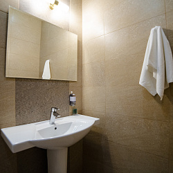 Санаторий «Буковая роща», Железноводск. Ванная комната в номере двухместный «Студия» Санаторий «Буковая роща», Железноводск. Ванная комната в номере двухместный «Студия»
