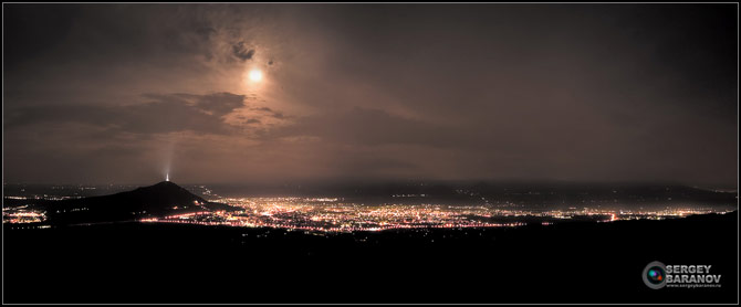 Вид на ночной Пятигорск с Бештау