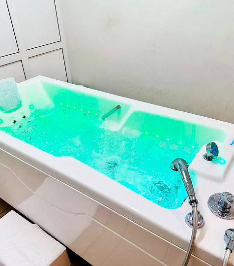 Санаторий «Тарханы», Пятигорск. Ванное отделение, жемчужные ванны Санаторий «Тарханы», Пятигорск. Ванное отделение, жемчужные ванны