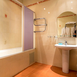 Санаторий «Москва», г. Ессентуки, Номер 1-й категории (1-но местный) "Улучшенный", ванная комната Санаторий «Москва», г. Ессентуки, Номер 1-й категории (1-но местный) "Улучшенный", ванная комната