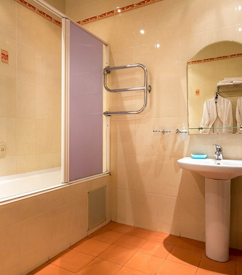 Санаторий «Москва», г. Ессентуки, Номер 1-й категории (1-но местный) "Улучшенный", ванная комната Санаторий «Москва», г. Ессентуки, Номер 1-й категории (1-но местный) "Улучшенный", ванная комната