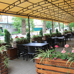 Медицинский центр «Ессентуки» (лечение без проживания), обеденная зона на свежем воздухе Медицинский центр «Ессентуки» (лечение без проживания), обеденная зона на свежем воздухе