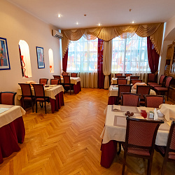 Санаторий «Зори Ставрополья», Пятигорск. Обеденный зал для отдыхающих в "Люксах" Санаторий «Зори Ставрополья», Пятигорск. Обеденный зал для отдыхающих в "Люксах"