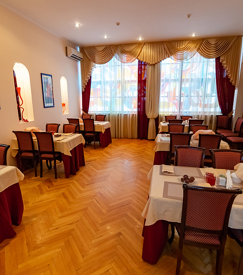 Санаторий «Зори Ставрополья», Пятигорск. Обеденный зал для отдыхающих в "Люксах" Санаторий «Зори Ставрополья», Пятигорск. Обеденный зал для отдыхающих в "Люксах"