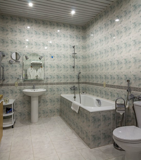 Санаторий «Москва», г. Ессентуки, Люкс (2-х комнатный 2-х местный) "Улучшенный", ванная комната Санаторий «Москва», г. Ессентуки, Люкс (2-х комнатный 2-х местный) "Улучшенный", ванная комната