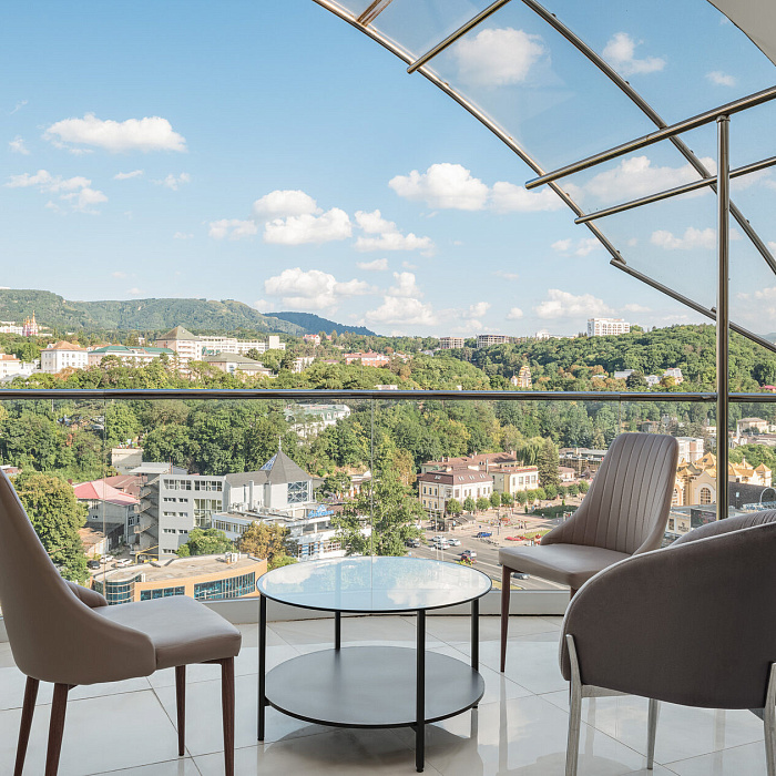 Cанаторий «Вернисаж» г. Кисловодск. Номер Люкс, балкон Cанаторий «Вернисаж» г. Кисловодск. Номер Люкс, балкон